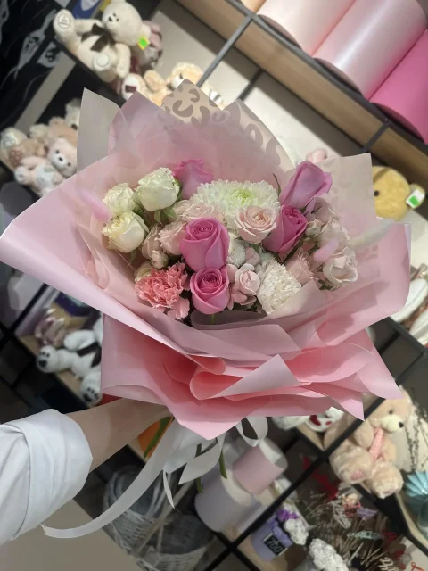 Букет из роз и гвоздик